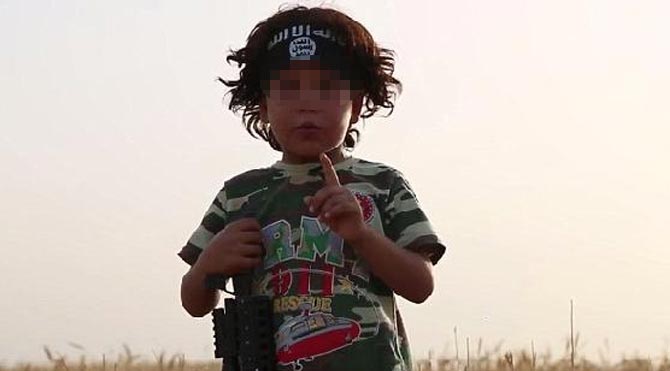 IŞİD 4 yaşındaki çocuğa annesinin kafasını kesmesi için eğitim verdi