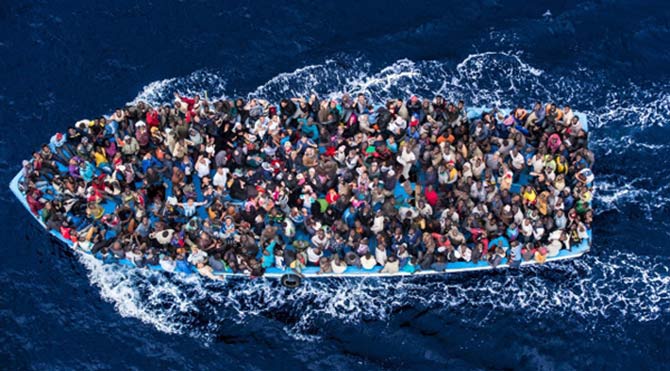 Denizde facia, 700 kişilik tekne alabora aldı