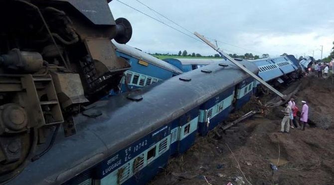 Hindistan'da tren kazası: 24 ölü