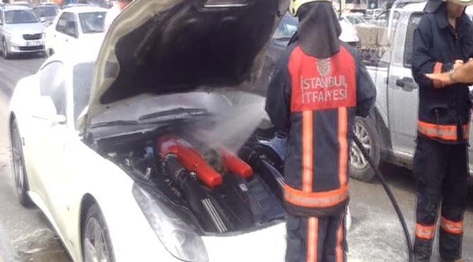Ferrari yandı trafik durdu!