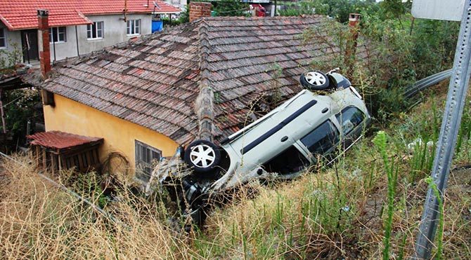 Otomobil evin çatısına uçtu