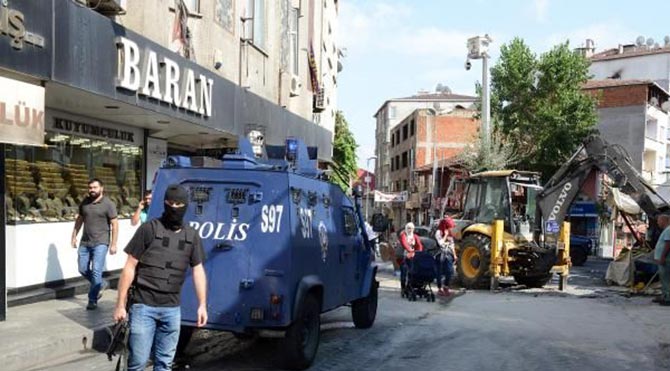 Okmeydanı'nda iş makinesi yaktılar