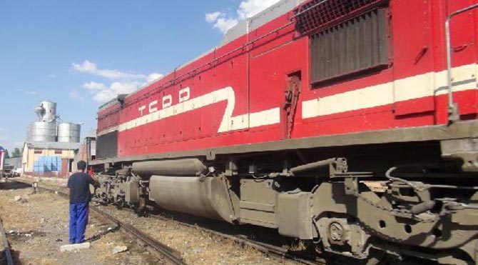 Yük trenine bombalı saldırı