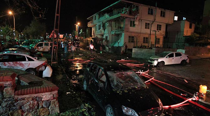 İstanbul Sultanbeyli'de polise bombalı saldırı düzenlendi
