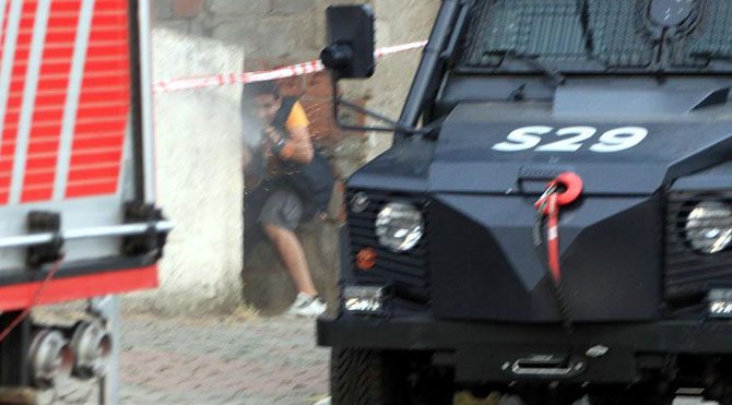 Sultanbeyli'de polislere ateş açıldı