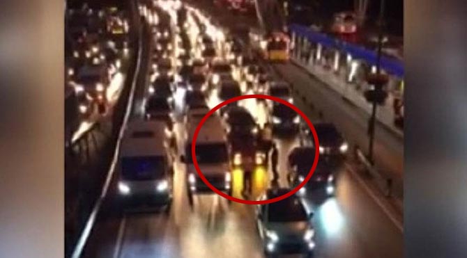 Trafiği durdurup evlilik teklif etti!