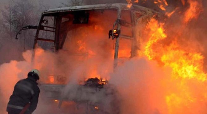 PKK'lılar yolcu otobüsünü yaktı!