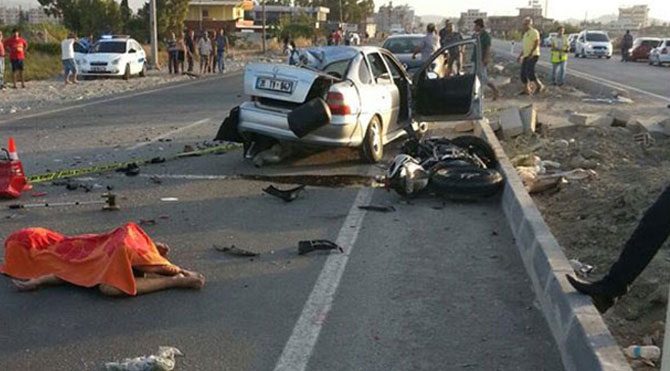 Motosiklet, otomobile çarptı: 2 ölü