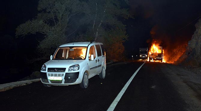 Yol kesen teröristler yine araç yaktı