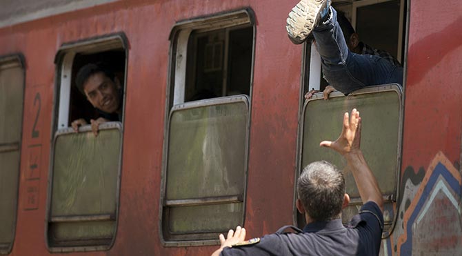 Makedonya'dan Sırbistan'a trenle geçmeye çalışan göçmenler yürek sızlattı