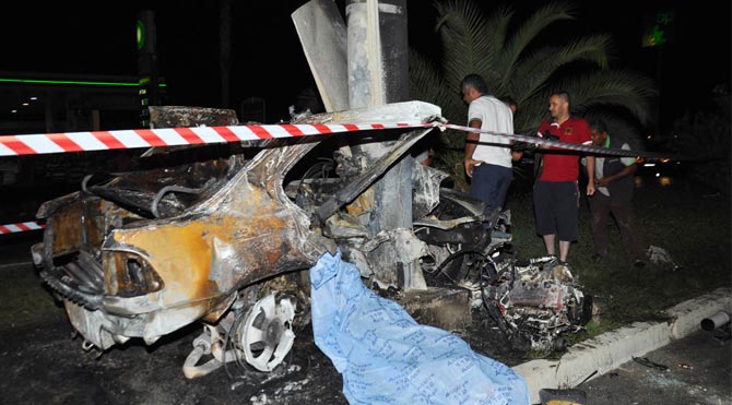 Antalya'da araç yandı: 2 ölü