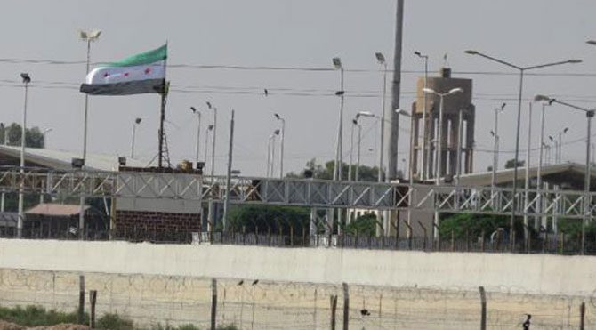 PYD yerine ÖSO bayrağı!