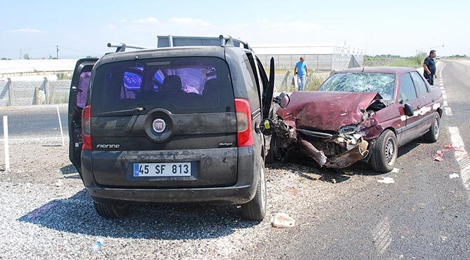 İki araç kafa kafaya çarpıştı: 6 yaralı