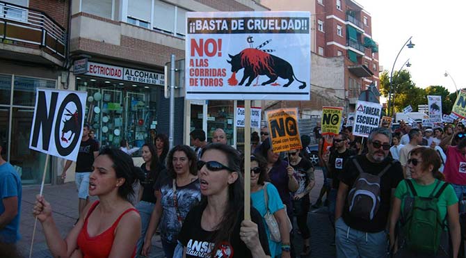 İspanya'da boğa güreşi karşıtları yürüyüş yaptı