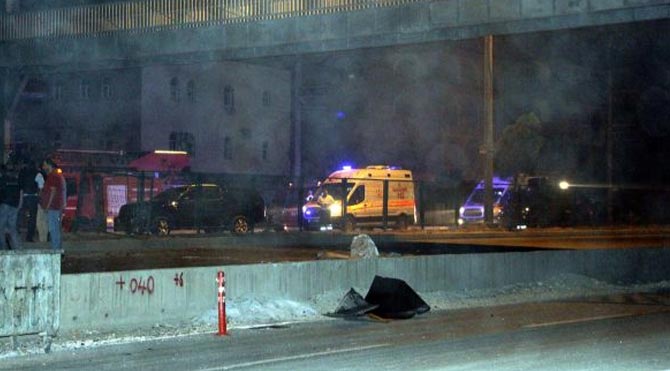 Polis aracına roketatarla saldırdı: 19 yaralı