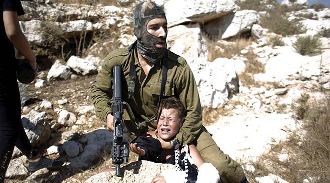 Kolu sargılı çocuğu gözaltına almak isteyen İsrailli asker tepki topladı