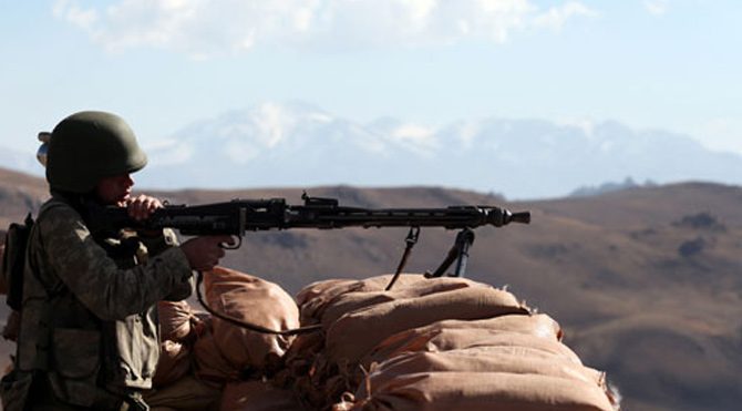 PKK'lılar askere saldırdı