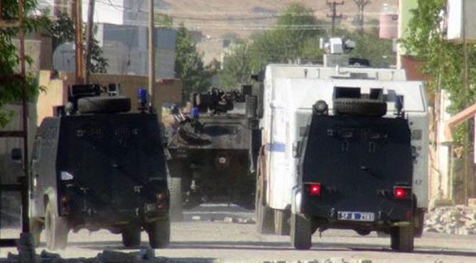 PKK, polis aracını taradı: 2 yaralı