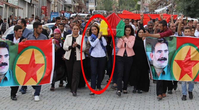 PKK’lı teröristin cenazesini HDP’li milletvekili taşıdı!
