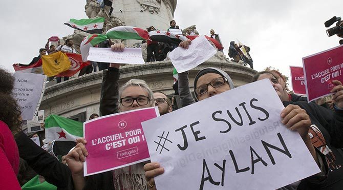 Paris'te göçmenlere destek yürüyüşü