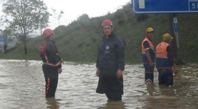 İstanbul'da yağmur trafiği felç etti 