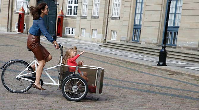 Danimarka Prensesi Mary, çocuklarını bisikletle okuldan aldı