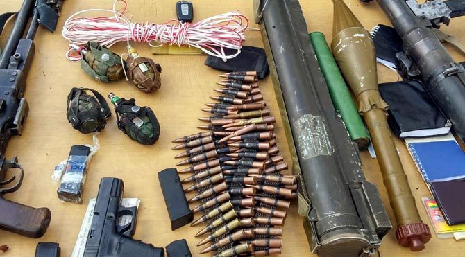 Vali, yakalanan teröristlere böyle sevindi!