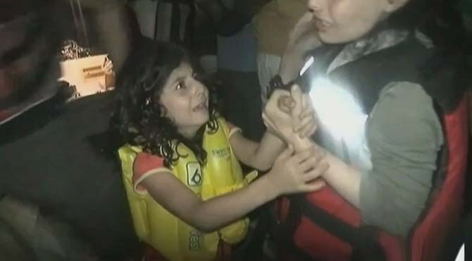 Fransız gazeteciler göçmenler ile birlikte umut yolculuğuna katıldı