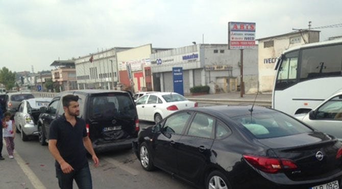 D-100'de 5 araç birbirine girdi