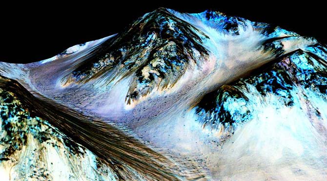 NASA: Kızıl Gezegen Mars'ta sıvı halde su bulundu