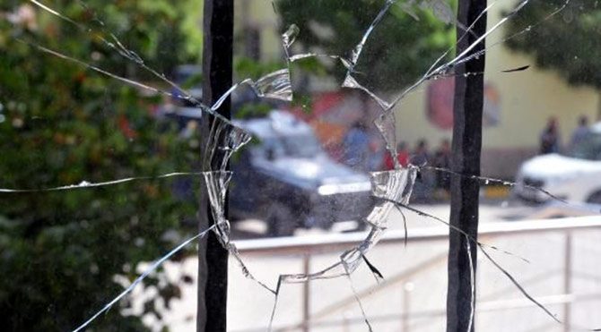 Liseye bombalı silahlı saldırı