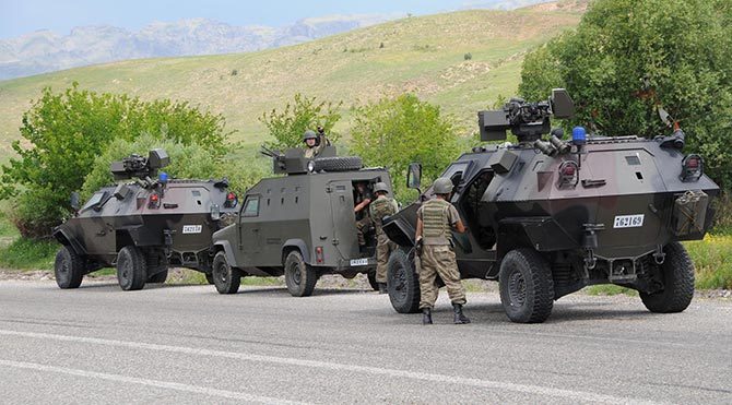 Diyarbakır'da askeri araca saldırı!