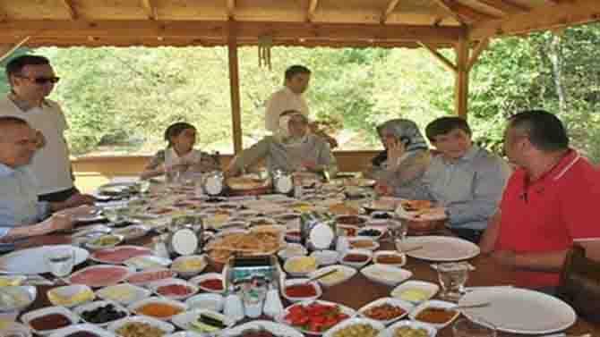 Bakan-Davutoğlunun-kahvaltı-sofrasına-açıklama