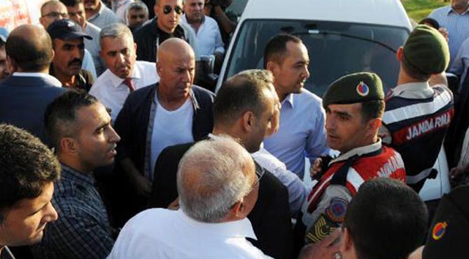 MHP konvoyuna jandarma engeli!