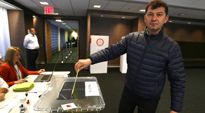 ABD'deki Türk seçmenler oy kullanmaya başladı