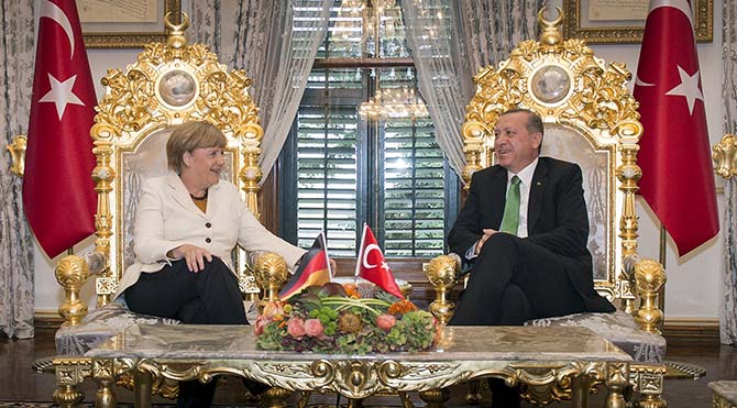 Erdoğan ve Merkel'in 'altın varaklı koltuklarda' görüşmesi dünya basınında manşet oldu