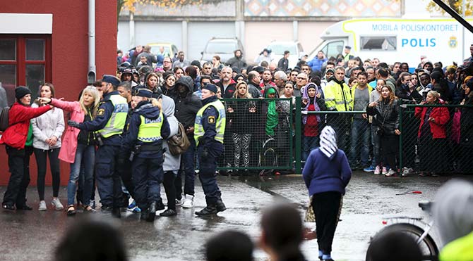 İsveç'in Trollhattan kentinde maskeli ve bıçakla bir saldırgan okulda dehşet saçtı