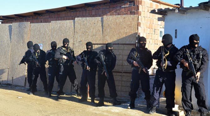 Bayrağa hakaret eden bölücüler gözaltında