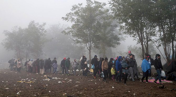 Avrupa'da sıkışan mülteciler dondurucu soğukta tarlalarda bekliyor