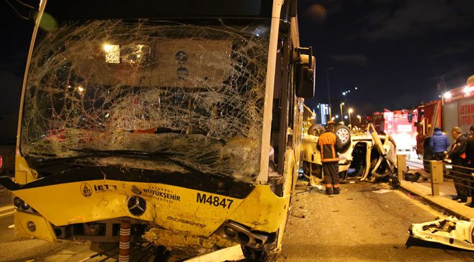 Kadıköy'de metrobüs yolunda feci kaza!