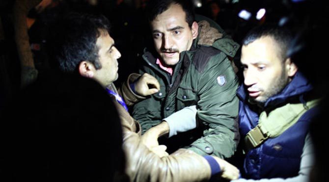 Gazeteciler yaka paça gözaltına alındı