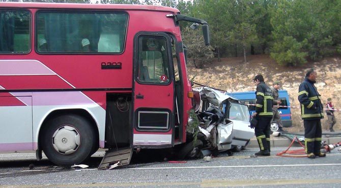 Lastiği patlayan otomobil otobüsün altına girdi