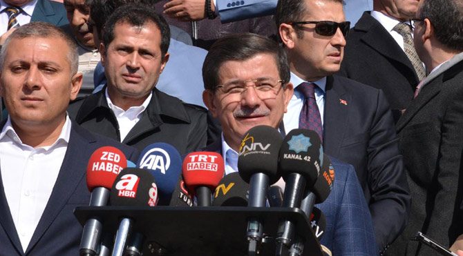 Ahmet Davutoğlu balkona çıkacak!