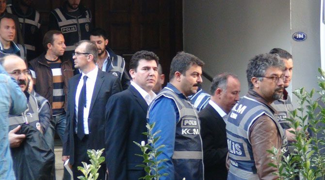 Operasyonu yürüttükleri binada tutuldular