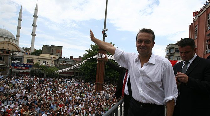 Cem Uzan siyasete mi dönüyor?
