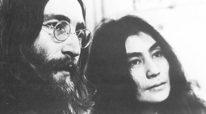 John Lennon’ın gitarı 2,4 milyon dolara satıldı