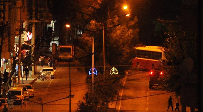 Otobüs ile yolu kestiler, el bombası attılar!