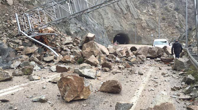 İş makinesiyle heyelan altında kaldı