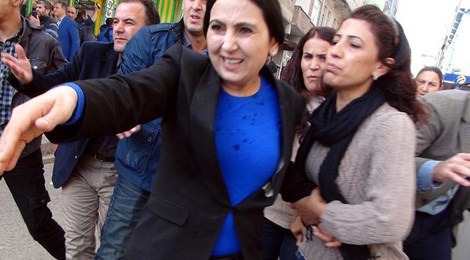 HDP Eş Genel Başkanı Figen Yüksekdağ'a gaz fişeği kapsülü isabet etti