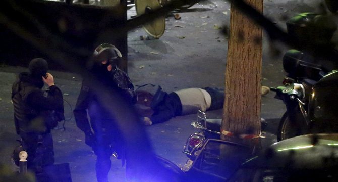 Konser salonu kana bulandı!